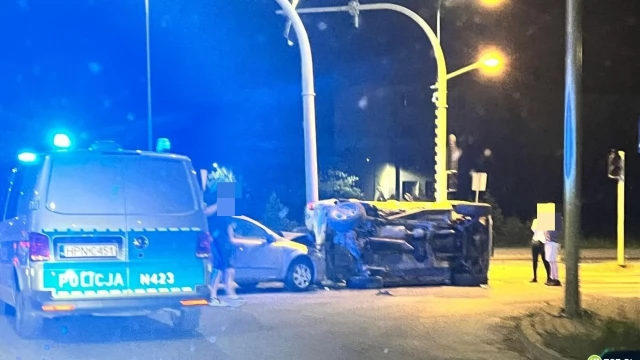 Tczew - Jagiellońska/Rokicka. Auto dachowało po wypadku