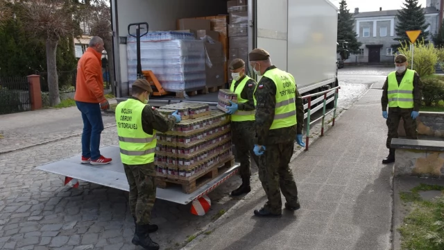 Tczew - W Ryjewie przekazywano paczki żywnościowe z tczewskiego Banku Żywności