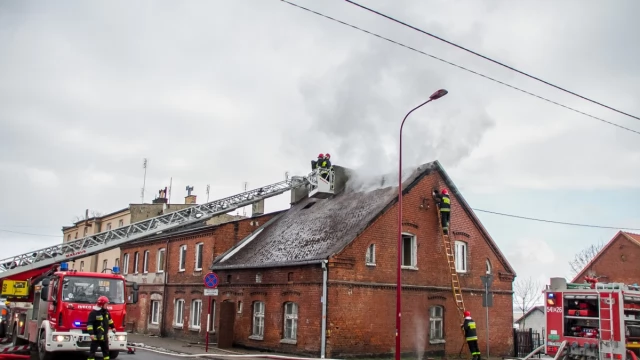 Tczew - Pożar na ulicy Czyżykowskiej. Trwa akcja gaśnicza, jedna osoba ranna