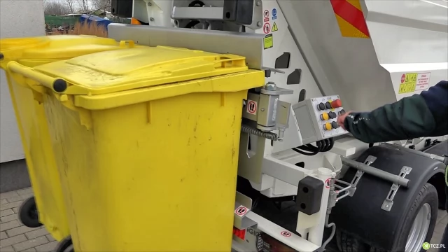 Tczew - ZUK rozbudowuje niskoemisyjną flotę. Śmieciarka na gaz CNG na ulicach Tczewa
