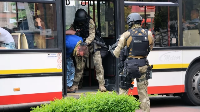 Tczew - Atak terrorystyczny na autobus - negocjacje przed ratuszem