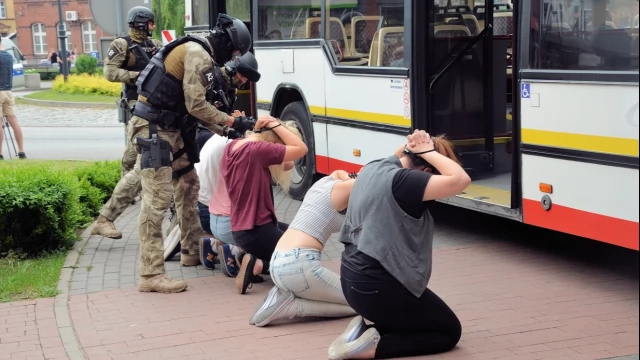 Tczew - Atak terrorystyczny na autobus - negocjacje przed ratuszem