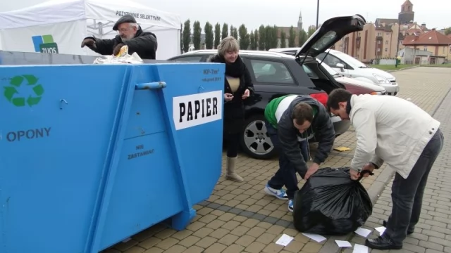 Tczew - 300 kg plastiku, 5000 kg elektrośmieci i 500 kg makulatury wymienili na drzewka