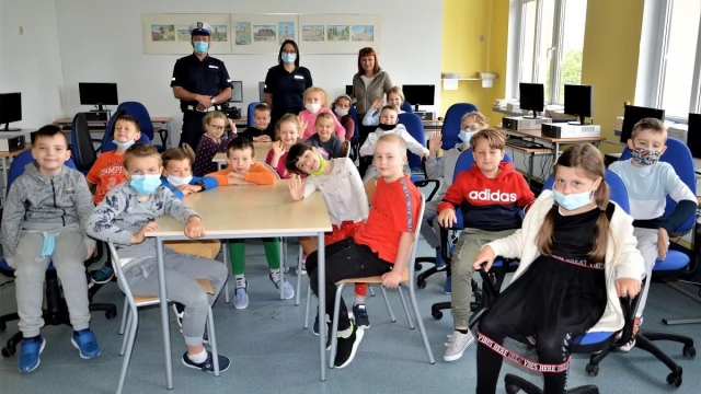 Tczew - Policjanci rozmawiali z uczniami o wakacyjnym bezpieczeństwie