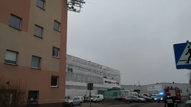 Tczew - Ul. Jagiellońska. Przewrócił się 12-metrowy maszt, na szczęście nie runął na samochody