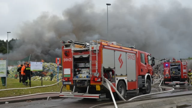 Tczew - Pożar na placu sortowani odpadów ZUOS - kilka zastępów walczy z ogniem