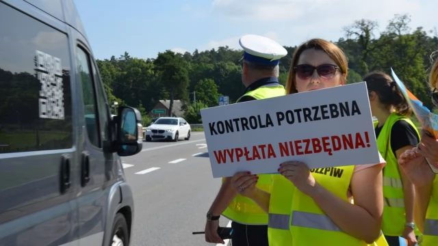 Tczew - Pracownicy inspekcji weterynaryjnej zablokowali dk 22. Walczą o godne płace