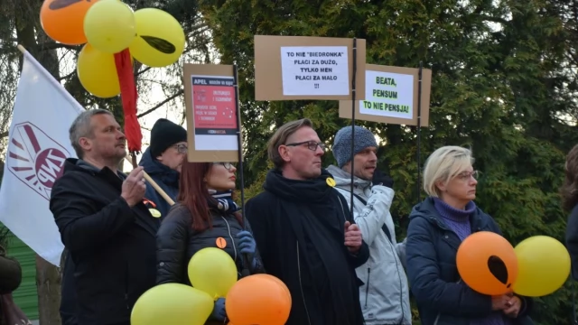 Tczew - Manifestacja pod delegaturą kuratorium. "Oświata stoi nad przepaścią"