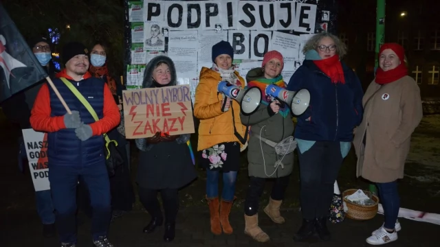 Tczew - Zbiórka podpisów pod projektem "Legalna aborcja". Narodowcy czekali z mopem. Marta Lempart w Tczewie