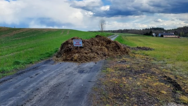 Tczew - Zamiast szlabanu "mur" z obornika. Hodowca ma problem z dojazdem do swojej posesji