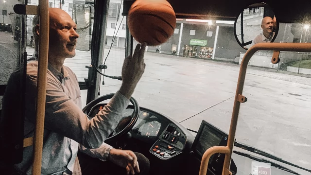 Tczew - Koszykarski Mistrz Polski za kółkiem tczewskiego autobusu