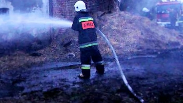 Tczew - Funkcjonariusz PSP mieszkający w sąsiedztwie, sam rozpoczął gaszenie pożaru
