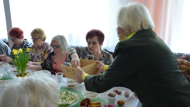 Tczew - Starsi i samotni zasiedli przy wielkanocnym stole