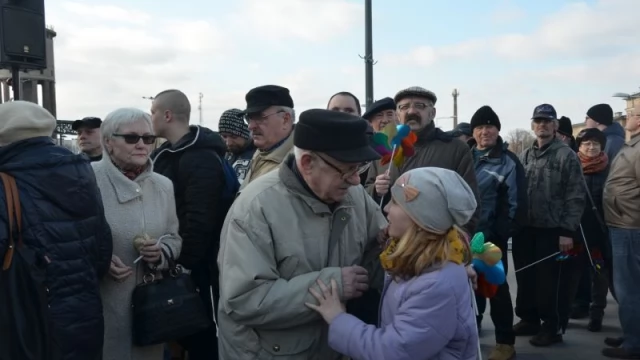 Tczew - Jaja przed dworcem - wielkie smażenie strusiej jajecznicy