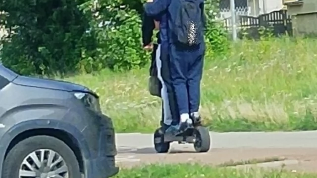 Tczew - We trzech, bez kasków na hulajnodze elektrycznej!
