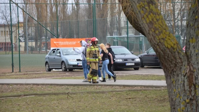 Tczew - 500 uczniów ewakuowanych z "Ekonomika". Ktoś rozpylił nieznaną substancję. Akcja również w SP1 [AKTUALIZACJA]