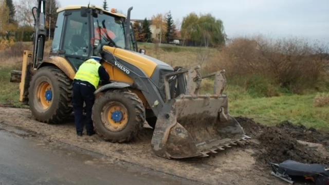 Tczew - Nie zachował ostrożności i łyżką zahaczył autobus