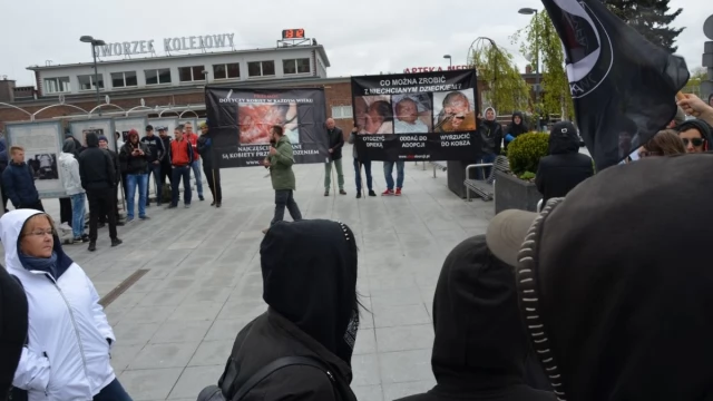 Tczew - Pikiety narodowców i środowisk antyfaszystowskich zakończyły się bijatyką
