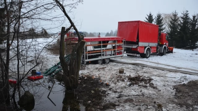 Tczew - Podtopione gospodarstwa, strażacy w akcji - winny niedrożny przepust [aktualizacja]