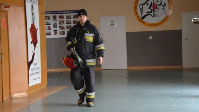 Tczew - 500 uczniów ewakuowanych z "Ekonomika". Ktoś rozpylił nieznaną substancję. Akcja również w SP1 [AKTUALIZACJA]