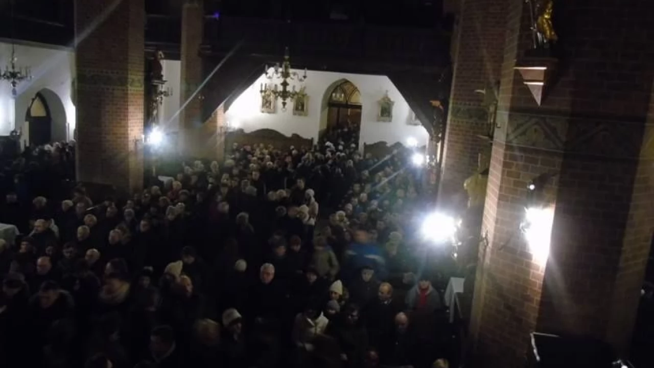 Tczew - Droga krzyżowa na Starym Mieście. Tłumy tczewian na ulicach