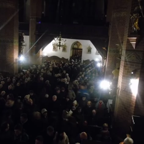 Tczew - Droga krzyżowa na Starym Mieście. Tłumy tczewian na ulicach
