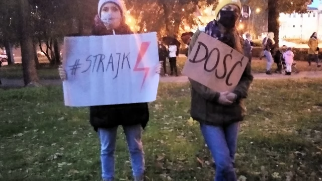 Tczew - Tłumy na ulicach Tczewa. Protest przeciw decyzji TK #PiekłoKobiet