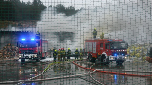 Tczew - Pożar na placu sortowani odpadów ZUOS - kilka zastępów walczy z ogniem