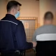 Tczew - Policjanci przyjechali po jednego z braci. Dwaj pozostali rzucili się z pięściami...