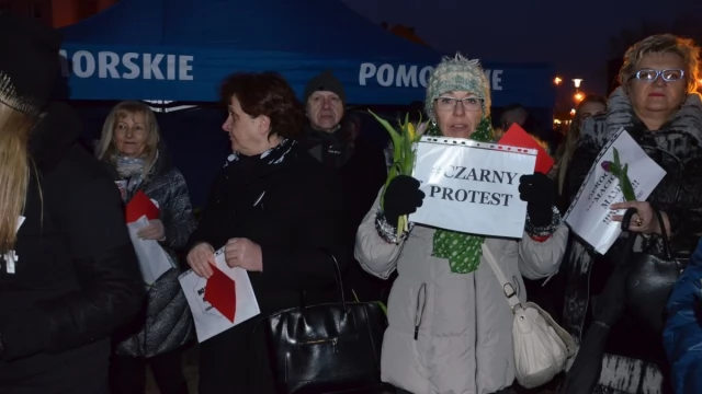 Tczew - Gorąco na Czarnym Proteście. Narodowcy usiłowali zakłócić kobiecą pikietę