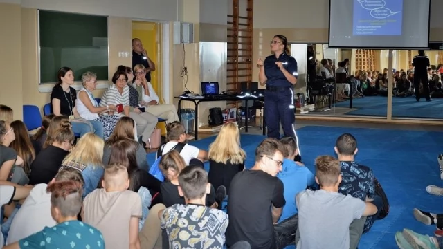 Tczew - "Narkotyki, dopalacze, środki odurzające" - policjanci debatowali z młodzieżą