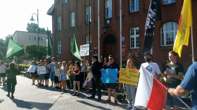Tczew - Narodowcy i wolnościowcy protestowali przeciwko cenzurze internetu