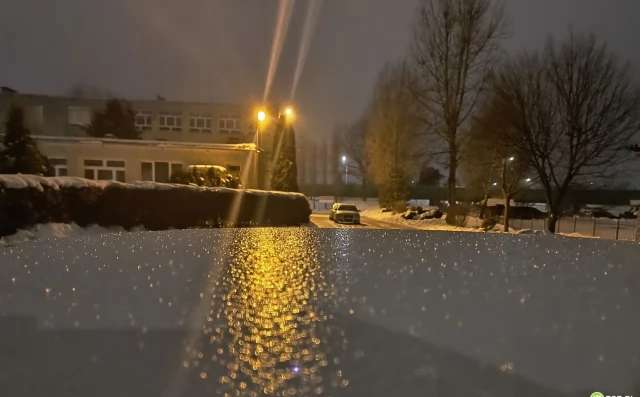 Tczew - Ślisko na drogach! Autobus wpadł do rowu