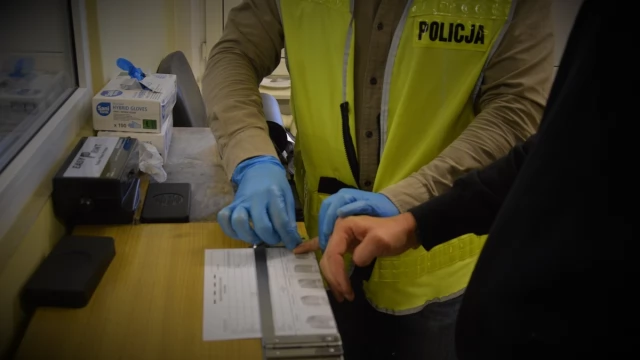 Tczew - Awantura przy kebabach. Zniszczone samochody, trzech młodych mężczyzn w areszcie