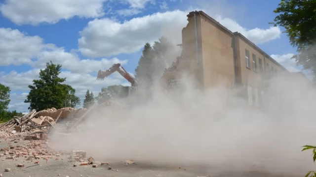 Tczew - Trwa rozbiórka dawnego koszarowca