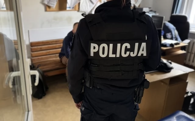 Tczew - Policjanci zatrzymali poszukiwanego, który odpowie także za kradzież 200 czekolad