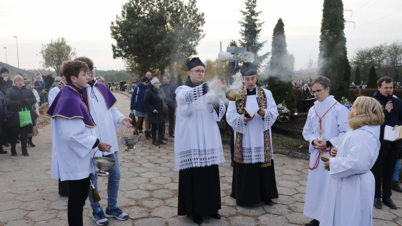 Tczew - Tczewianie tłumnie odwiedzali cmentarze
