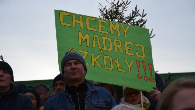 Tczew - Manifestacja pod delegaturą kuratorium. "Oświata stoi nad przepaścią"