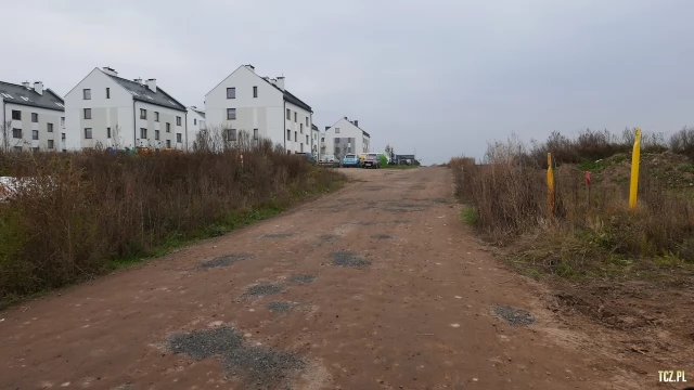 Tczew - Załatana droga do nowego osiedla Rokitki [FOTO] [bez komentarza]