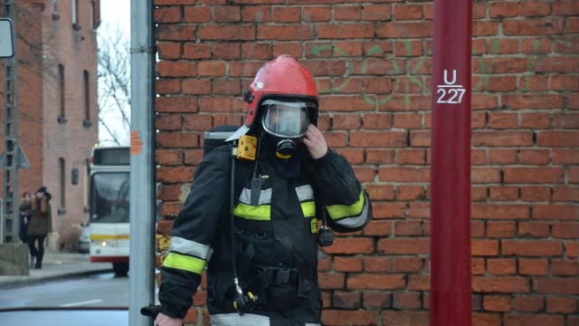 Tczew - Pożar na ulicy Czyżykowskiej. Trwa akcja gaśnicza, jedna osoba ranna