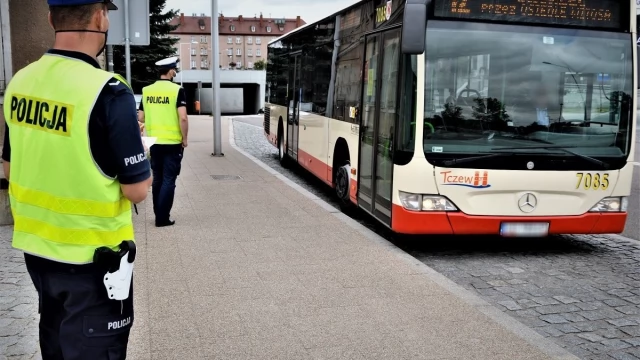 Tczew - COVID-19. Policjanci w sklepach i autobusach