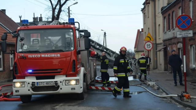 Tczew - Pożar na ulicy Czyżykowskiej. Trwa akcja gaśnicza, jedna osoba ranna
