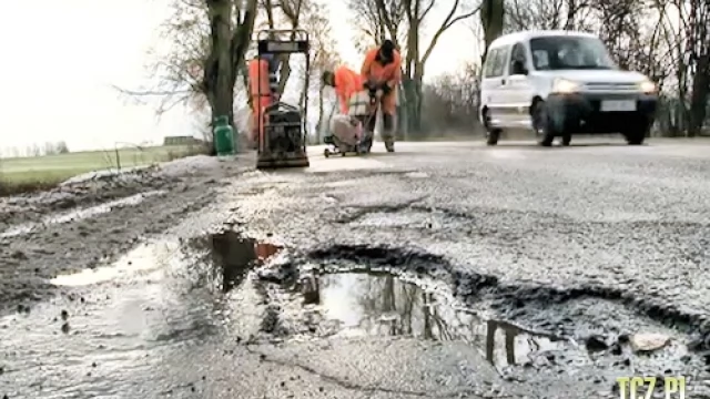 Tczew - Najpierw mróz, potem odwilż i... dziury jak kratery. Tony materiałów na łatanie