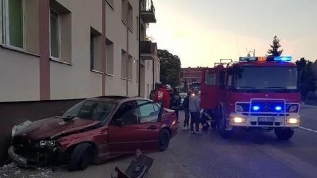 Tczew - Wypadek w Pelplinie. Jedno z aut wbiło się w kamienicę