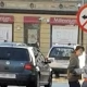 Tczew - W biały dzień małolat siekierą niszczy znak (Tcz24)