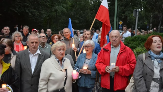 Tczew - Łańcuch światła z Tczewa w obronie niezależnych sądów 