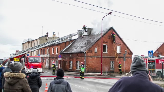 Tczew - Pożar na ulicy Czyżykowskiej. Trwa akcja gaśnicza, jedna osoba ranna