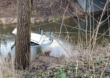 Tczew - Podjęli heroiczną walkę z czasem. 33-latek w tonącym samochodzie już nie oddychał...