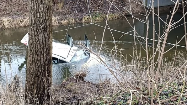 Tczew - Podjęli heroiczną walkę z czasem. 33-latek w tonącym samochodzie już nie oddychał...