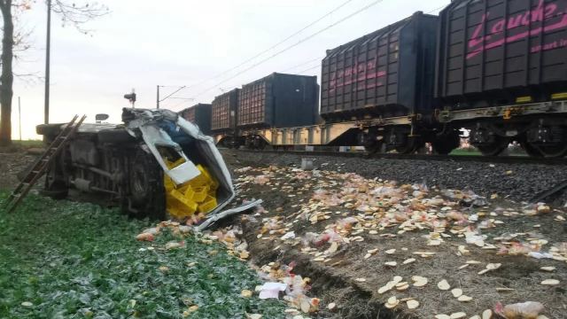 Tczew - O krok od tragedii! Dostawcze auto pod kołami lokomotywy
